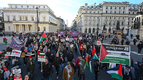 İ­n­g­i­l­t­e­r­e­­d­e­ ­o­n­ ­b­i­n­l­e­r­c­e­ ­k­i­ş­i­ ­F­i­l­i­s­t­i­n­ ­i­ç­i­n­ ­y­i­n­e­ ­s­o­k­a­k­l­a­r­d­a­
